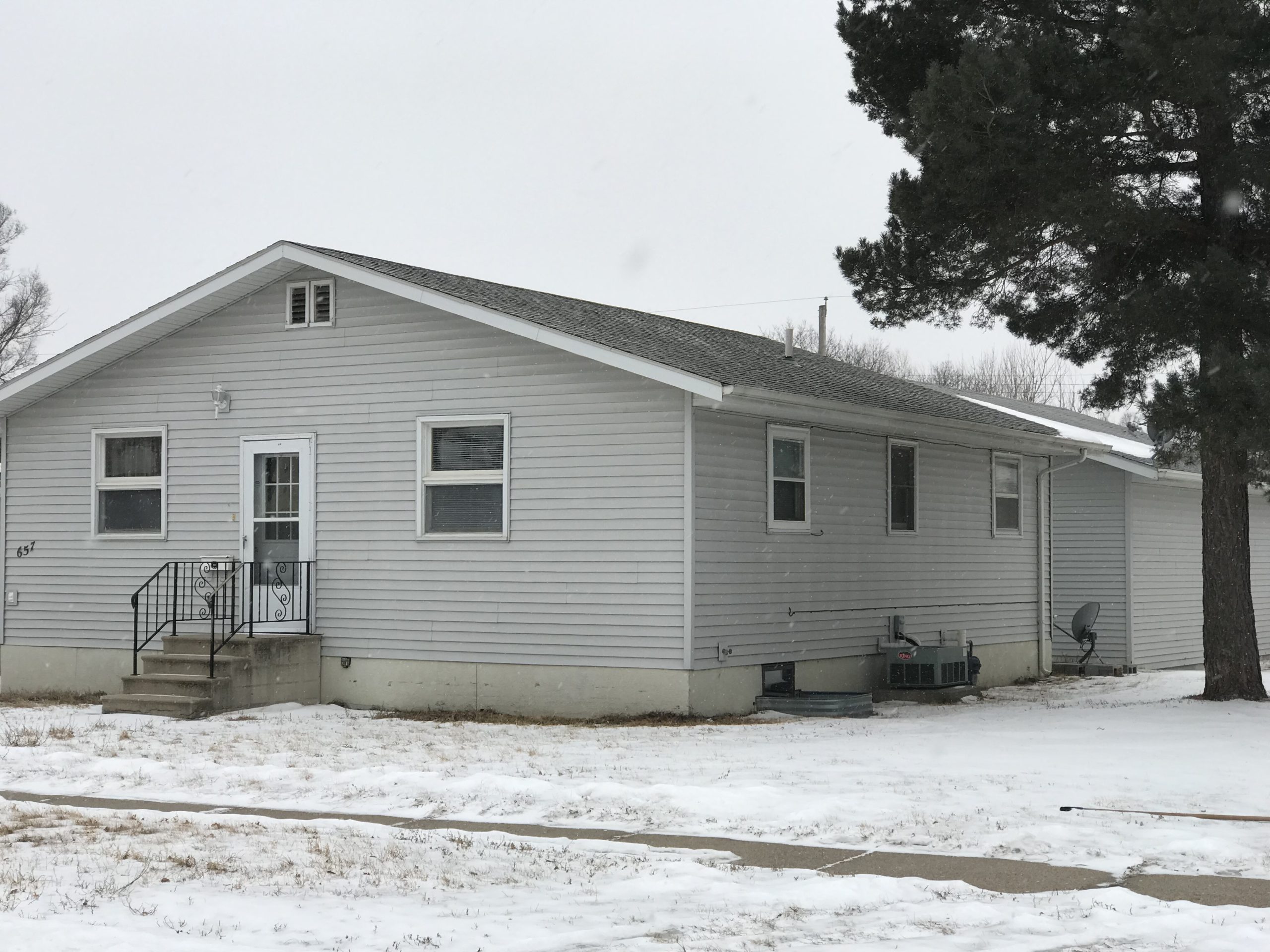 657  ILLINOIS NW, HURON, SD 57350 (NO PETS)