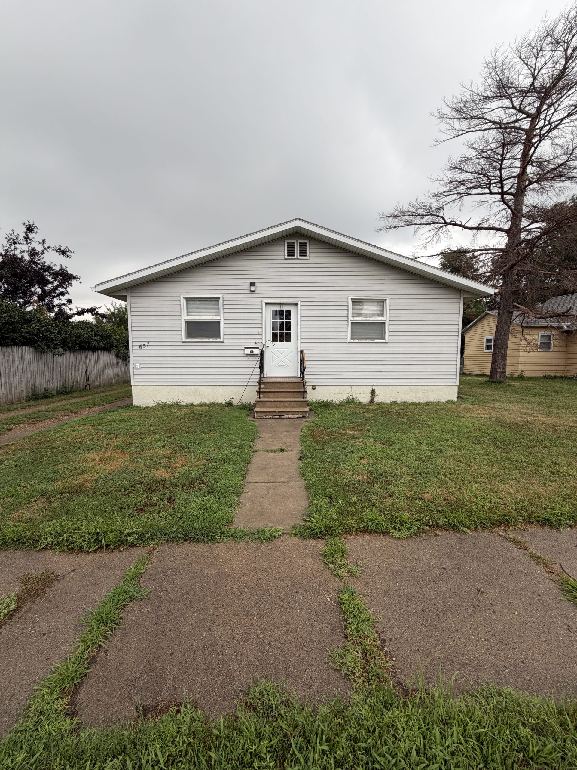 657  ILLINOIS NW, HURON, SD 57350 (NO PETS)
